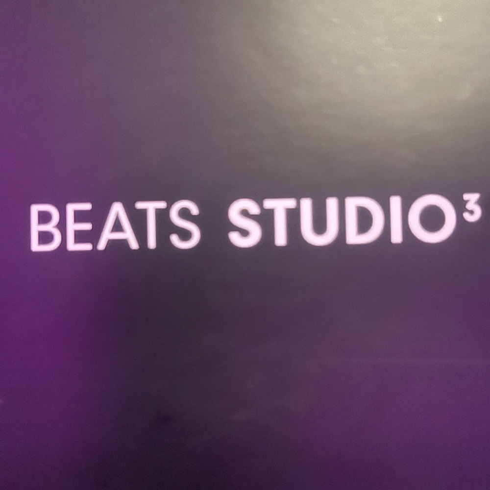 Beat studio 3 includes original box and original charger no damages.